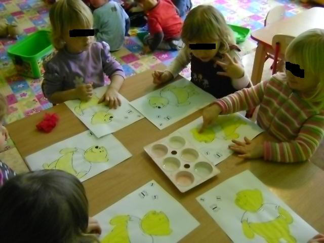 Dodatkowe zajęcia plastyczne dla dzieci 3-4letnich - malowanie krepą Kubusia Puchatka.JPG