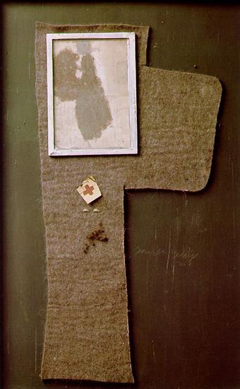 Beuys, Joseph - Beuys Halbiertes Filzkreuz mit Staubbild Magda, 1960-65, 1.jpg