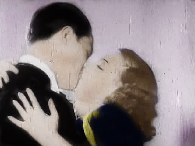 Pokolorowane foto... - Lidia Wysocka i Zbyszko Rakowiecki w scenie finałowej filmu Papa się żeni - 1936.jpg