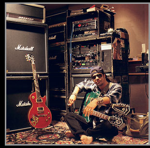 -SLASH FOTO 5 - slash_with_amps.jpg