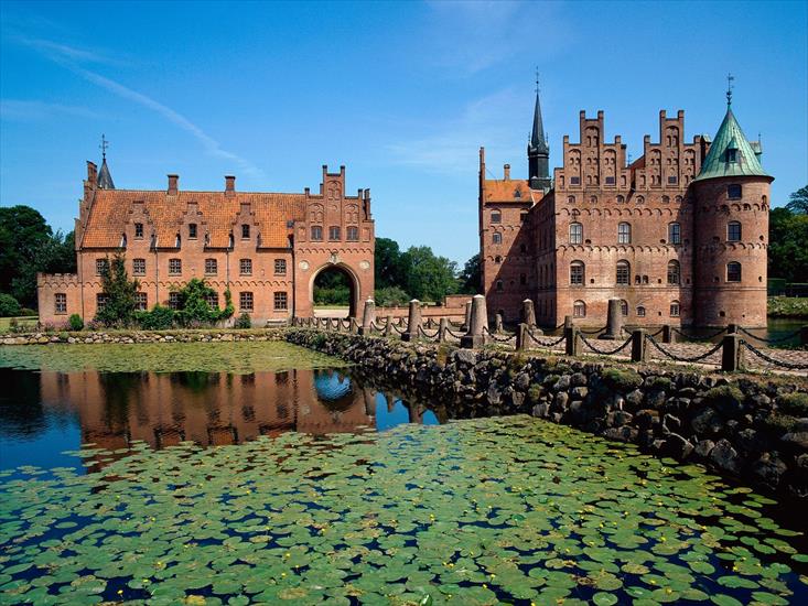 zamki i palace świata - Egeskov Castle, Fyn Island, Denmark.jpg