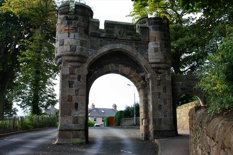 Castles-of-fife-Kinross-Clackmannan - rossend-castle---entrance-archway_3175725747_o.jpg
