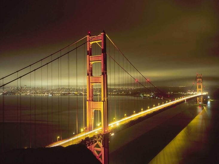 fajne tapety na telefon - San_Franciscos_Golden_Gate_bridge_at_night.jpg