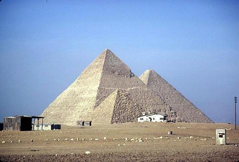 HISTORIA SZTUKI - Piramidy Mykerinosa.jpg