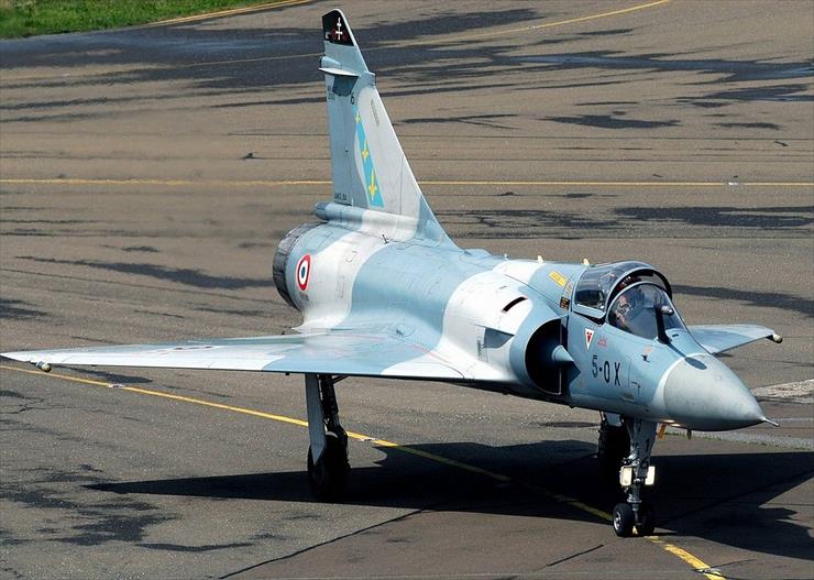 Mirage 2000  fran... - Mirage 2000 - kołowanie po lądowaniuna miejsce postoju samolotu 1.JPG