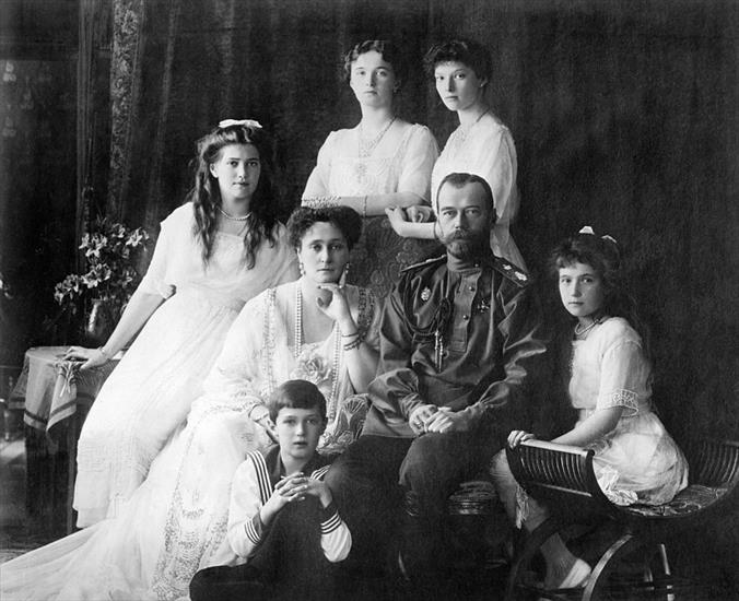  CARSKA RODZINA ROMANOW - 944px-Family_Nicholas_II_of_Russia_ca._1914.jpg