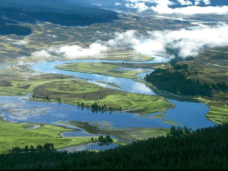 Tapety Krajobrazy Landcape - Yellowstone-River-in-Hayden-Valley,-Yellowstone-National-Park.jpg