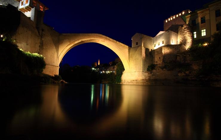 Architektura - Mostar in Bosnia and Hercegowina night.jpg