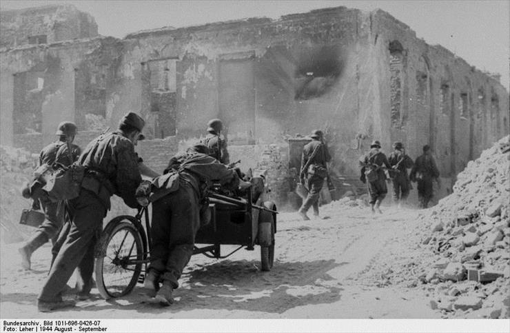Zdjęcia  StaRE  POLECAM - Bundesarchiv_Bild_101I-696-0426-07,_Warschauer_Aufstand,_Waffen-SS_neben_Ruine1.jpg