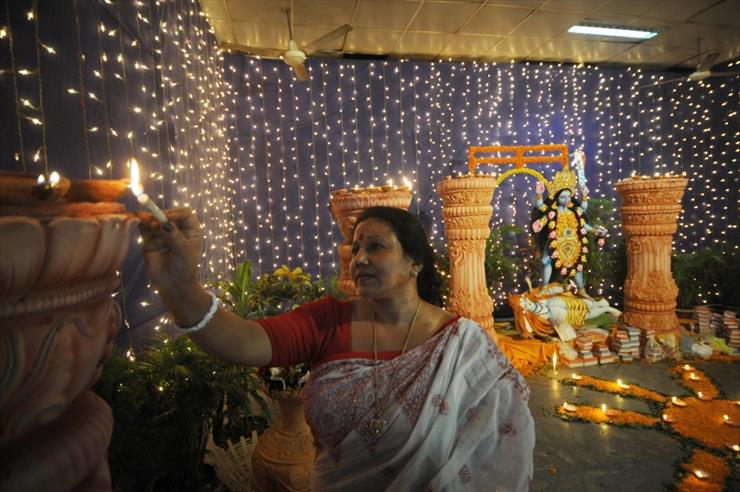 Diwali - Festiwal światła - Zapalanie lampy dipa.jpg